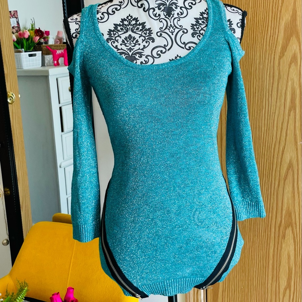 Bebe Women’s Turquoise Metallic Cold Shoulder Round Neck Zipper Sides Knit Top S